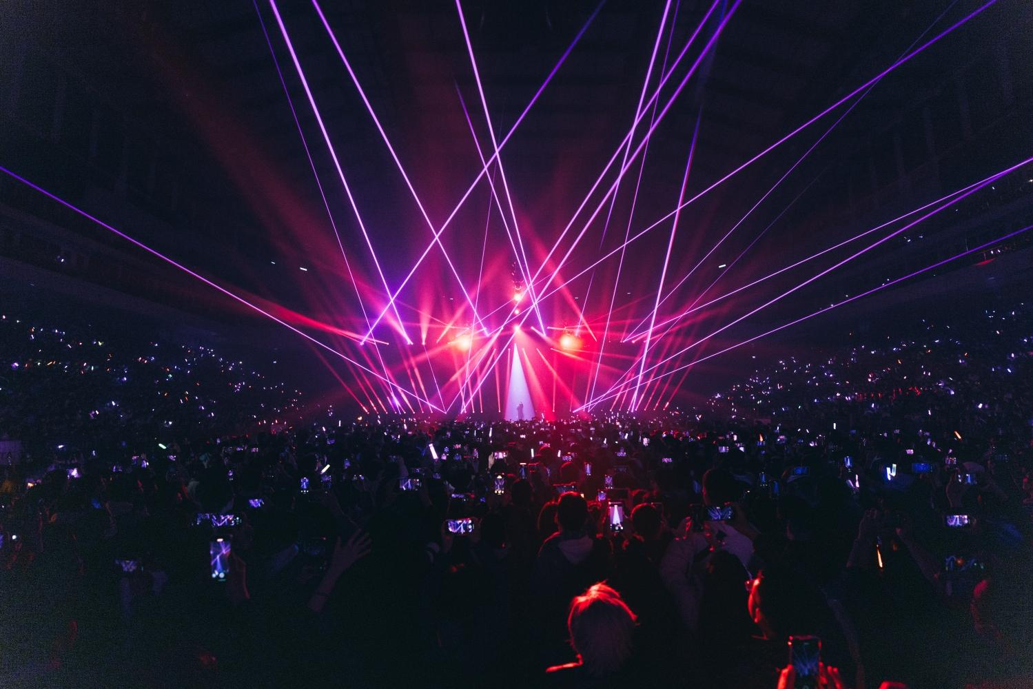 〈IDOL〉從開場的燈光效果就相當戲劇化。（圖／好玩國際文化提供）