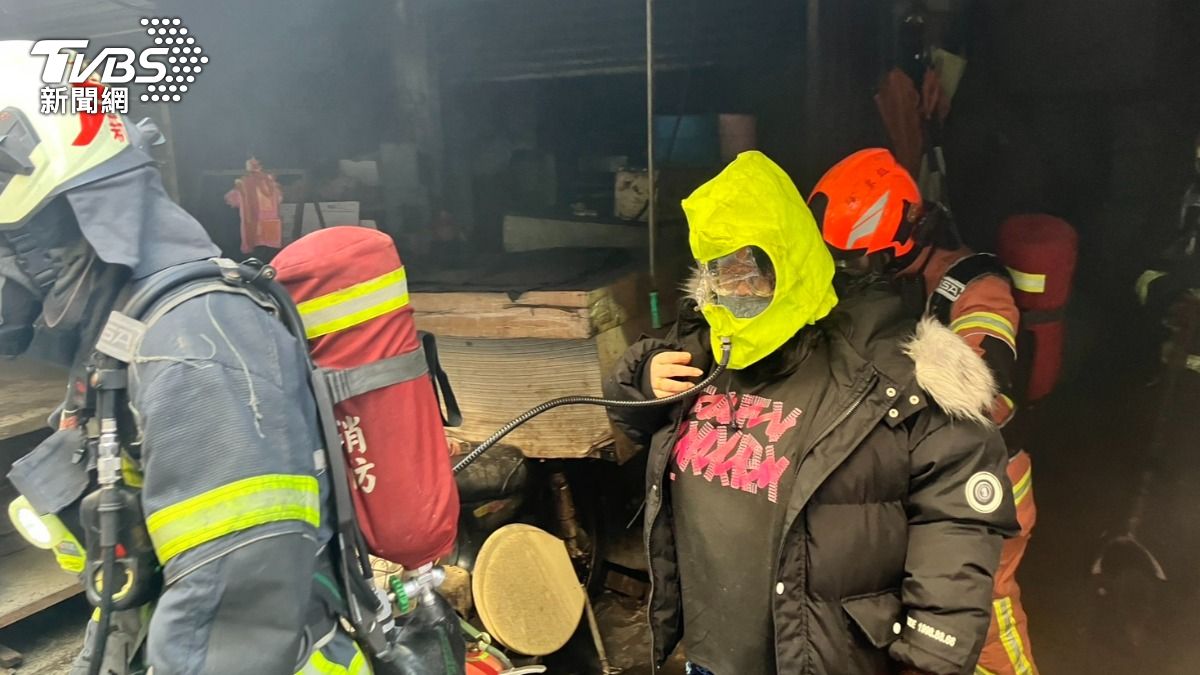 警消到場救援，將2名疑似嗆傷的民眾預防性送醫。（圖／TVBS）