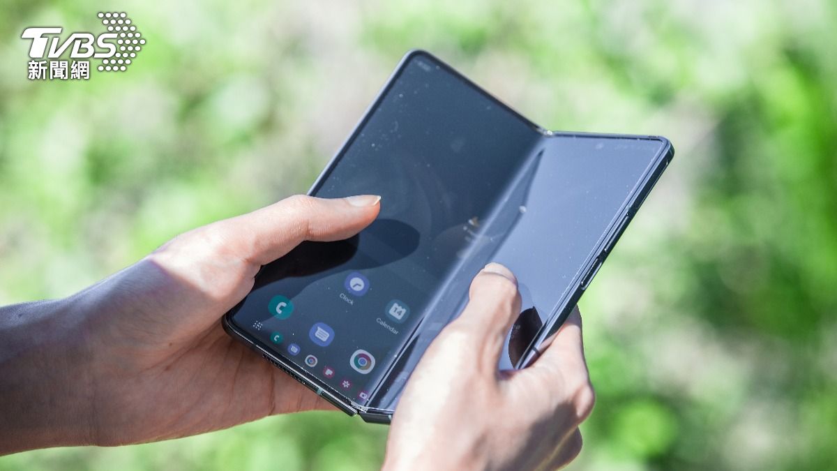 蘋果摺疊iPhone傳將採用書本式左右翻蓋設計，如同三星Z Fold系列。（示意圖／shutterstock達志影像）