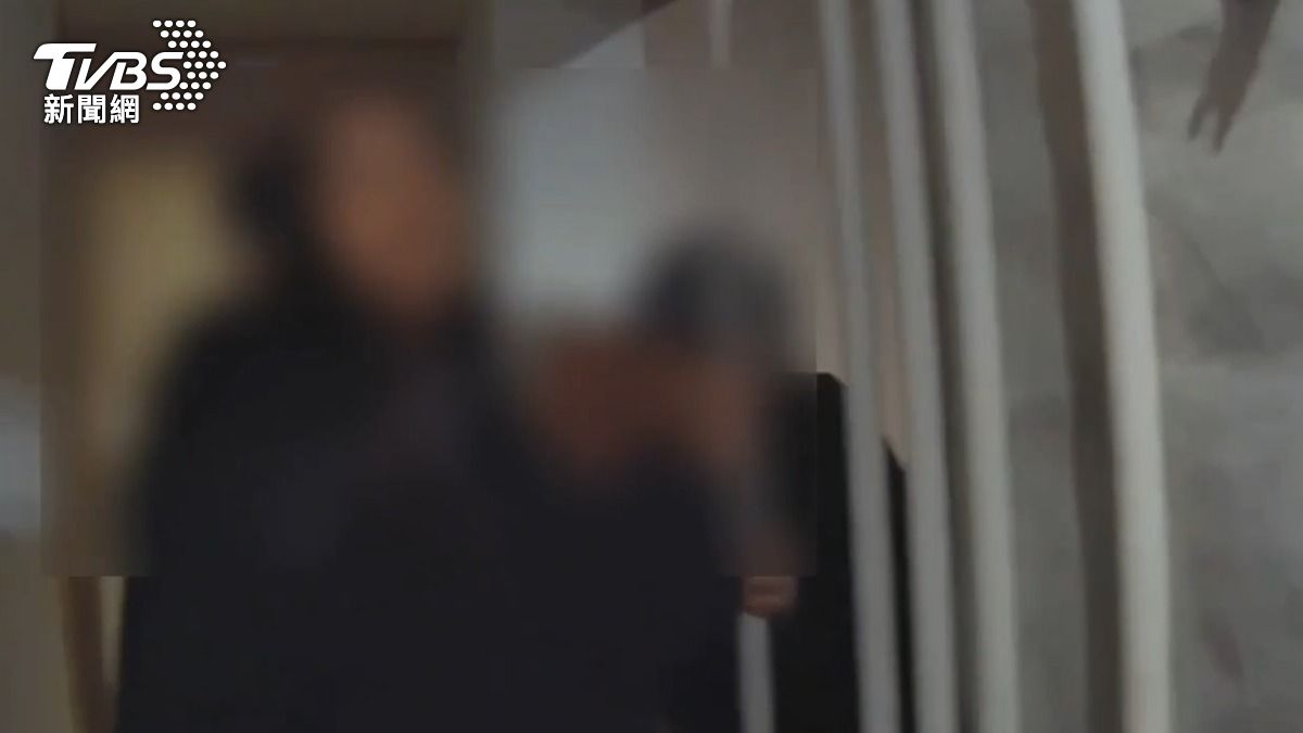 酒客店內衝突，警方到場了解狀況。（圖／TVBS）