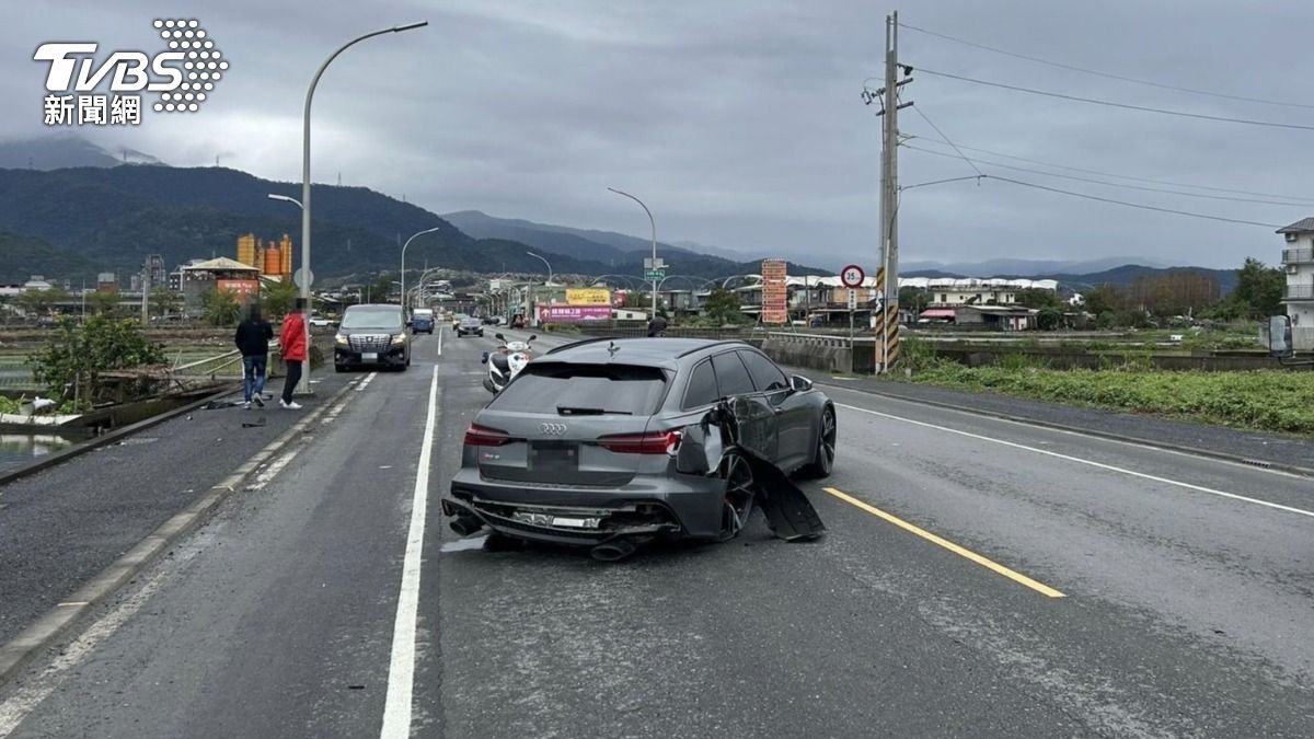宜蘭冬山發生一起酒駕自撞車禍。（圖／TVBS）