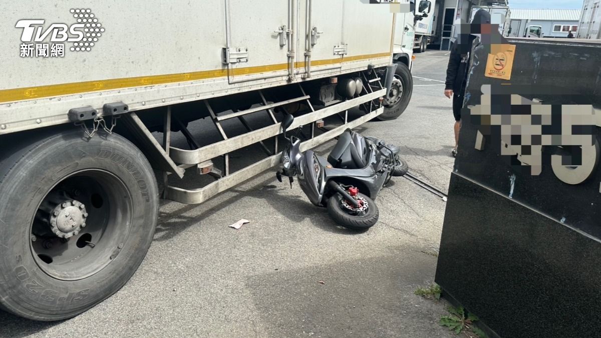 大貨車行經某廠區時準備右轉進入，沒想到不知何故與同向後方的唐女相撞。（圖／TVBS）