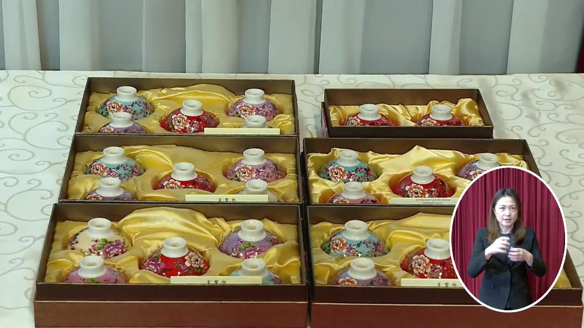 賴清德送給五院院長「花開富貴 五福臨門」紅花響杯禮盒，象徵「五權分立、五院合作，五院團結」。（圖／翻攝自賴清德YT）