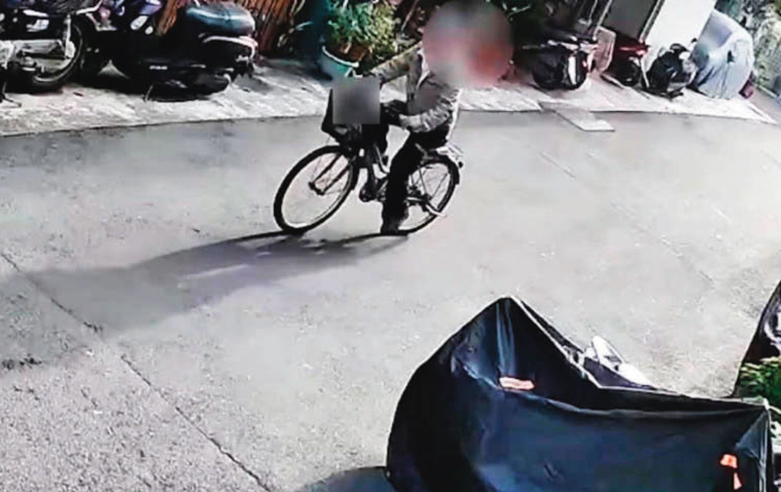 張介宗犯案後，騎腳踏車載了多個手提袋，赴前鎮河丟棄。（圖／翻攝畫面）
