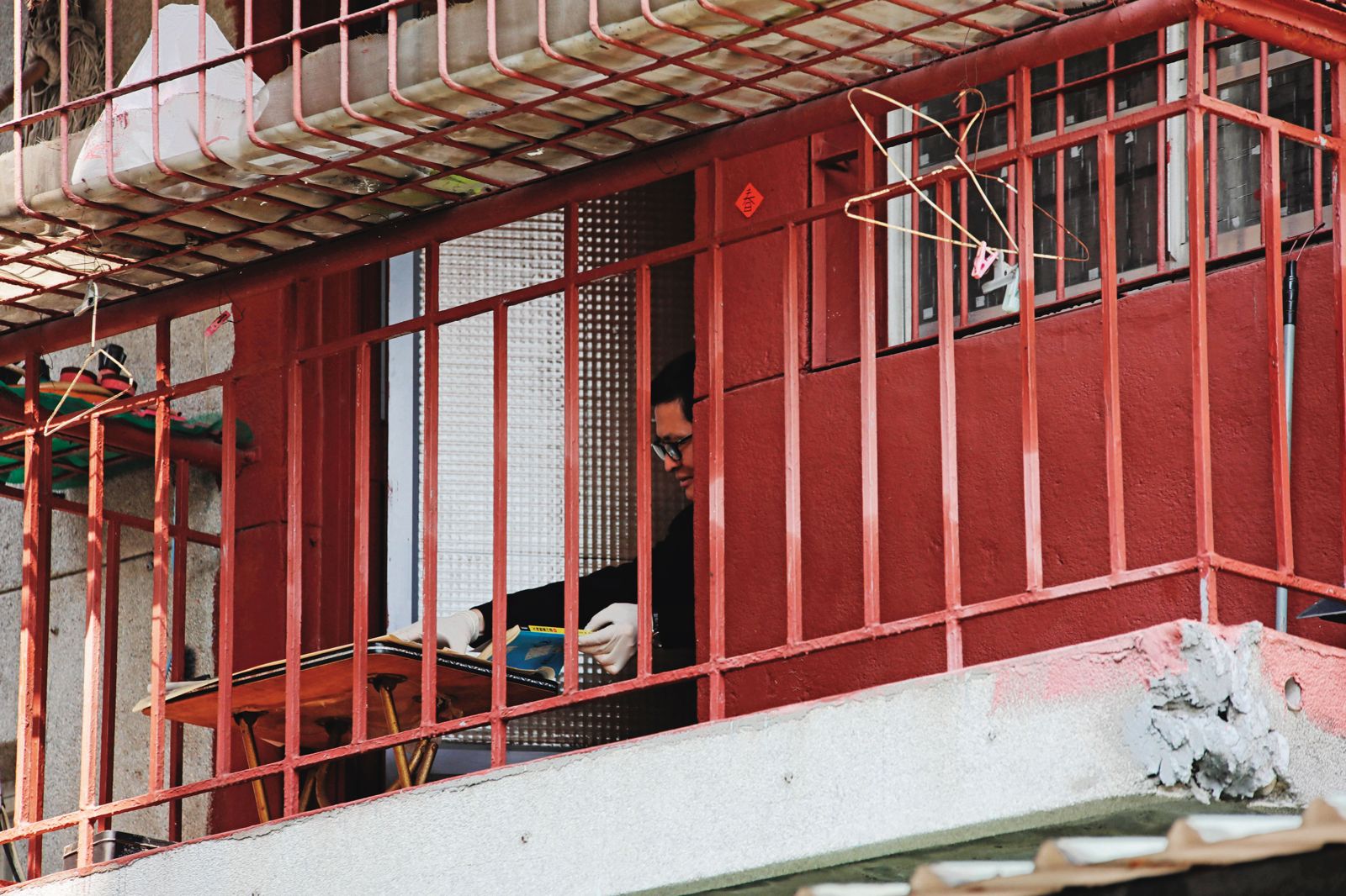 命案發生後，凶嫌將陽台粉刷成朱紅色，高雄市警察局長林炎田（中）親自帶隊到現場搜索。（圖／翻攝畫面）