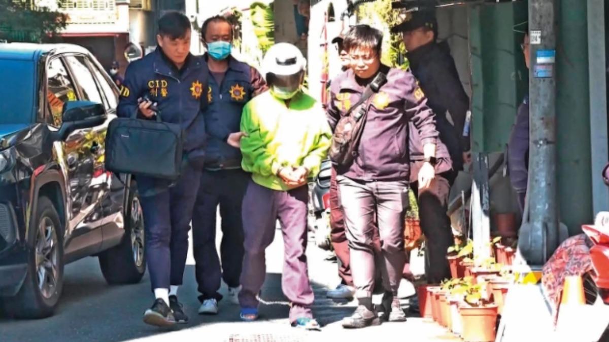 警方將涉嫌殺害3名婦人的張介宗（中）押返住處，盼能突破心防。（圖／鏡新聞提供）