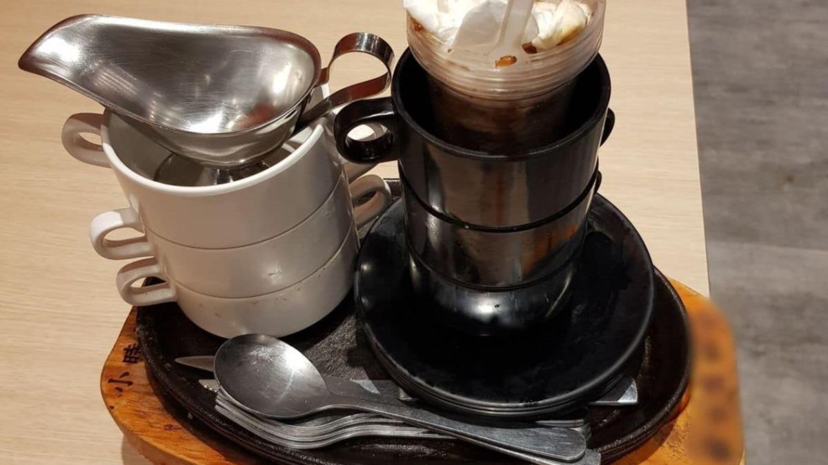 網友疊碗盤被服務生翻白眼。（圖／翻攝自臉書「爆廢1公社」）