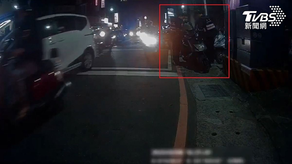 陳姓男子侵占前女友的機車不還，員警將其攔截逮捕。（圖／TVBS）