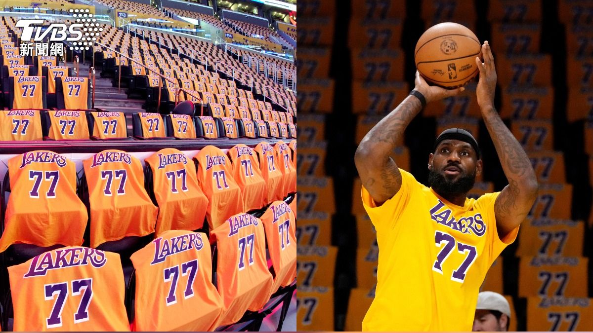 湖人隊在主場的每個位子上放了唐西奇的T恤。詹姆斯更穿上同款T恤熱身，表達對唐西奇首場比賽的支持。（圖／達志影像美聯社）
