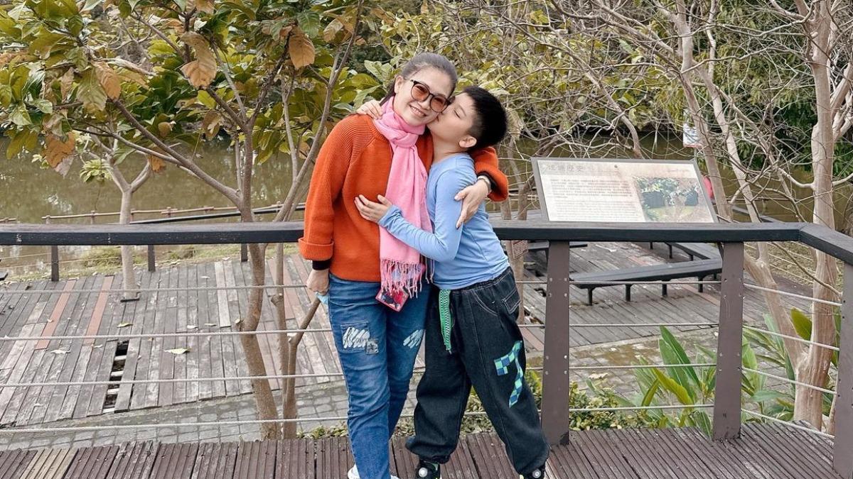 黃妃過年期間帶著全家出遊，開心享受天倫之樂。（圖／勝駿娛樂提供）