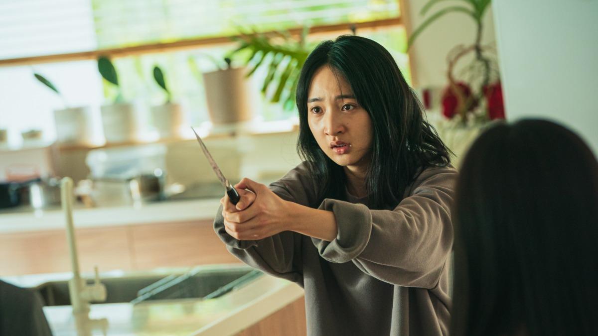 李沐手持尖刀露出驚恐表情，引起影迷期待。（圖／華映提供）