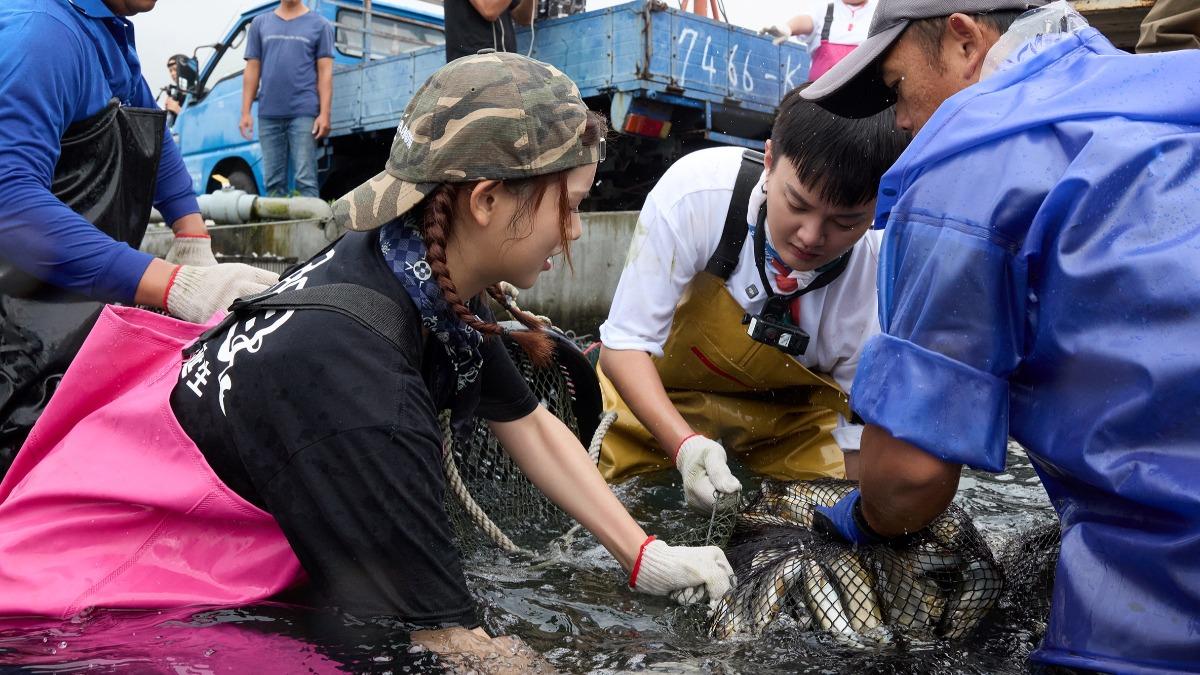 許富凱（中）和黃于庭「香魚搶收大戰」。（圖／三立提供）