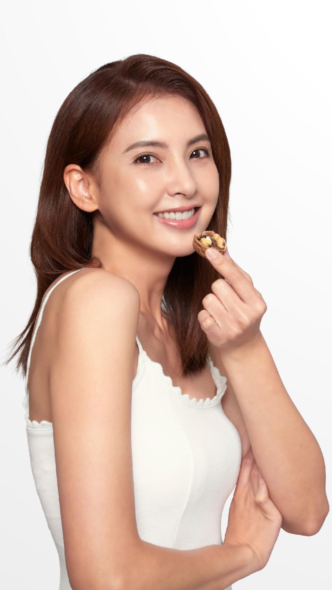 韋汝火辣拍形象照。（圖／健康食品RAW提供）