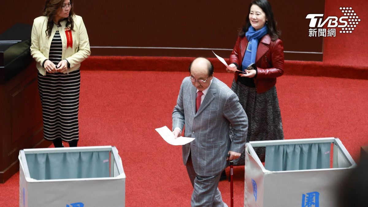 立院今（11）表決《選罷法》覆議案，民進黨51票贊成覆議，藍白共投下反對覆議60票，聯手否決覆議案。（圖／華子琛攝）