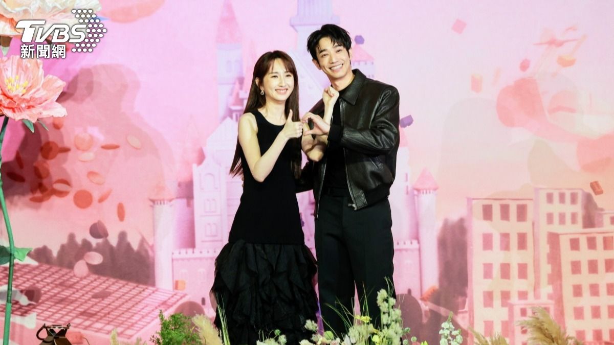 柯佳嬿（左）、劉以豪飾演夫妻，一起面臨婚姻習題。（圖／趙世平攝）