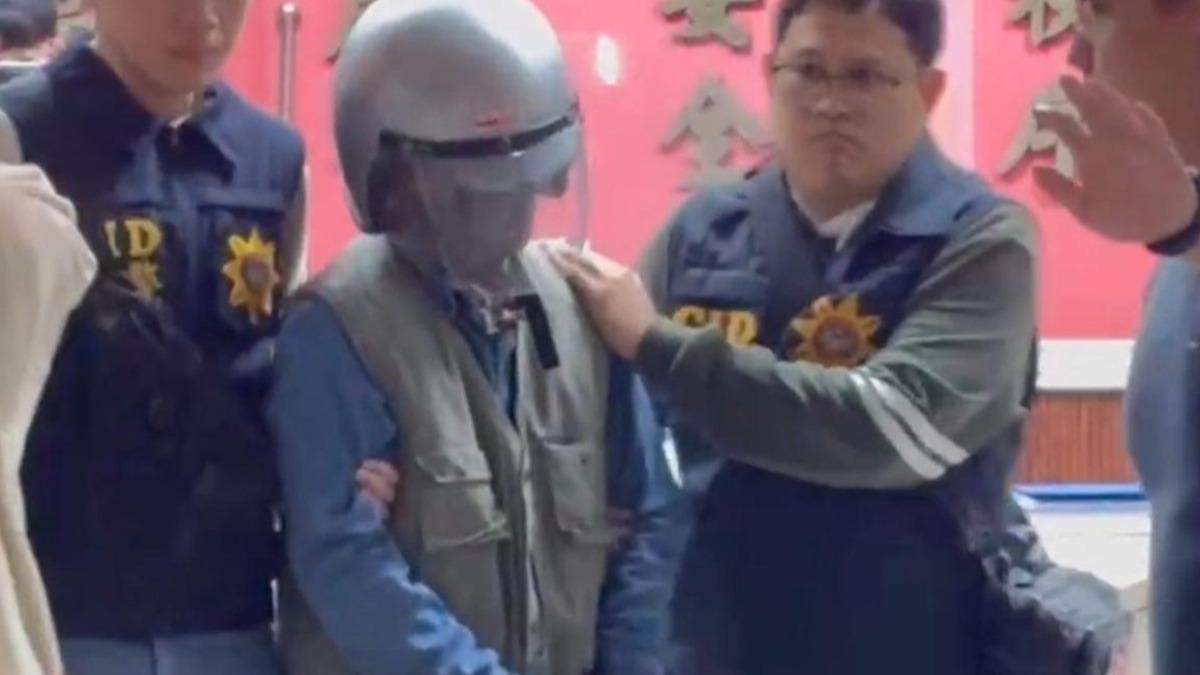 凶嫌張介宗（左2）如果聲請看報或電視恐怕會影響辦案進度。（圖／翻攝畫面）