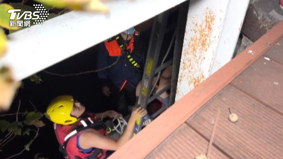警消獲報趕抵現場救援落水男子。（圖／TVBS）