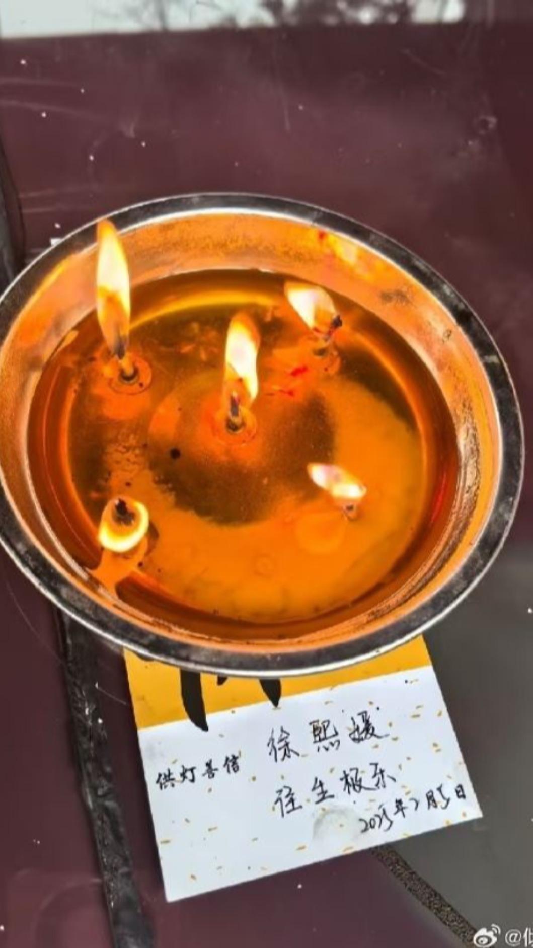 廣西一間寺廟出現粉絲點給大S的供燈。（圖／翻攝自傾蓮池微博）