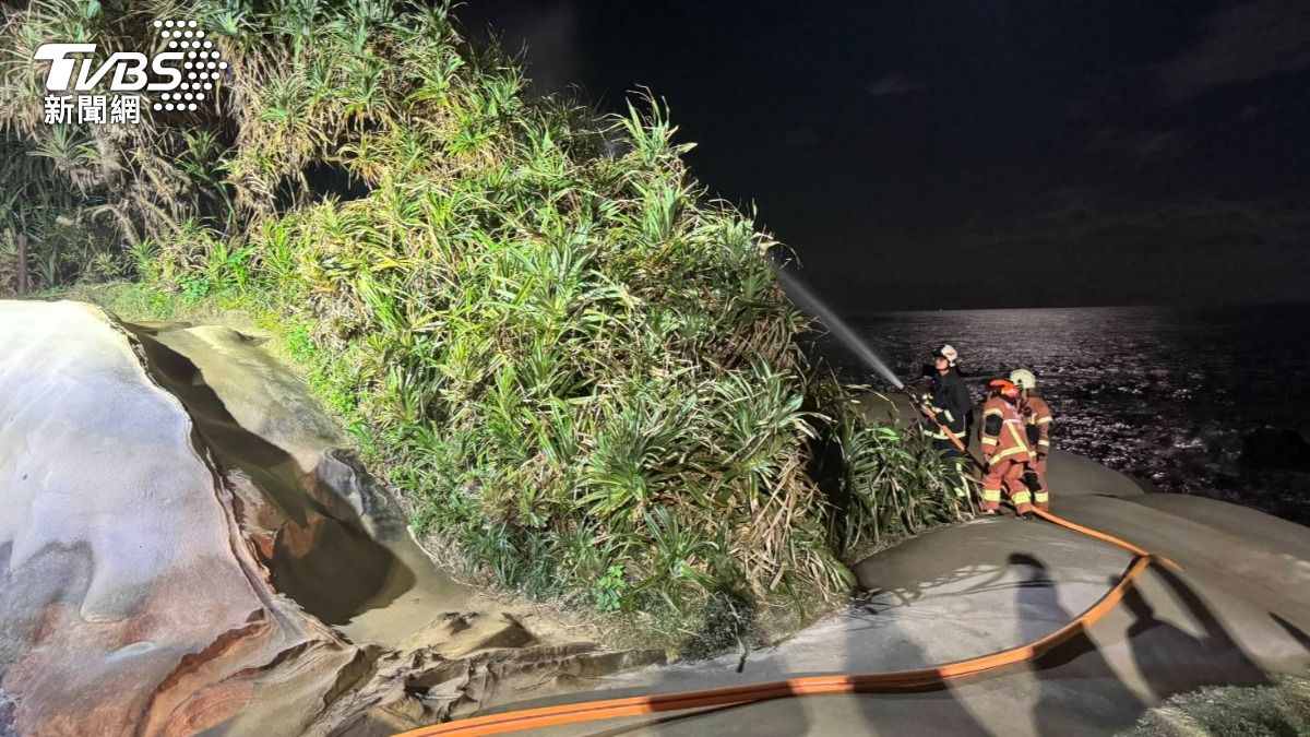 國中生玩鞭炮不慎引燃火勢，警消到場射水灌救。（圖／TVBS）