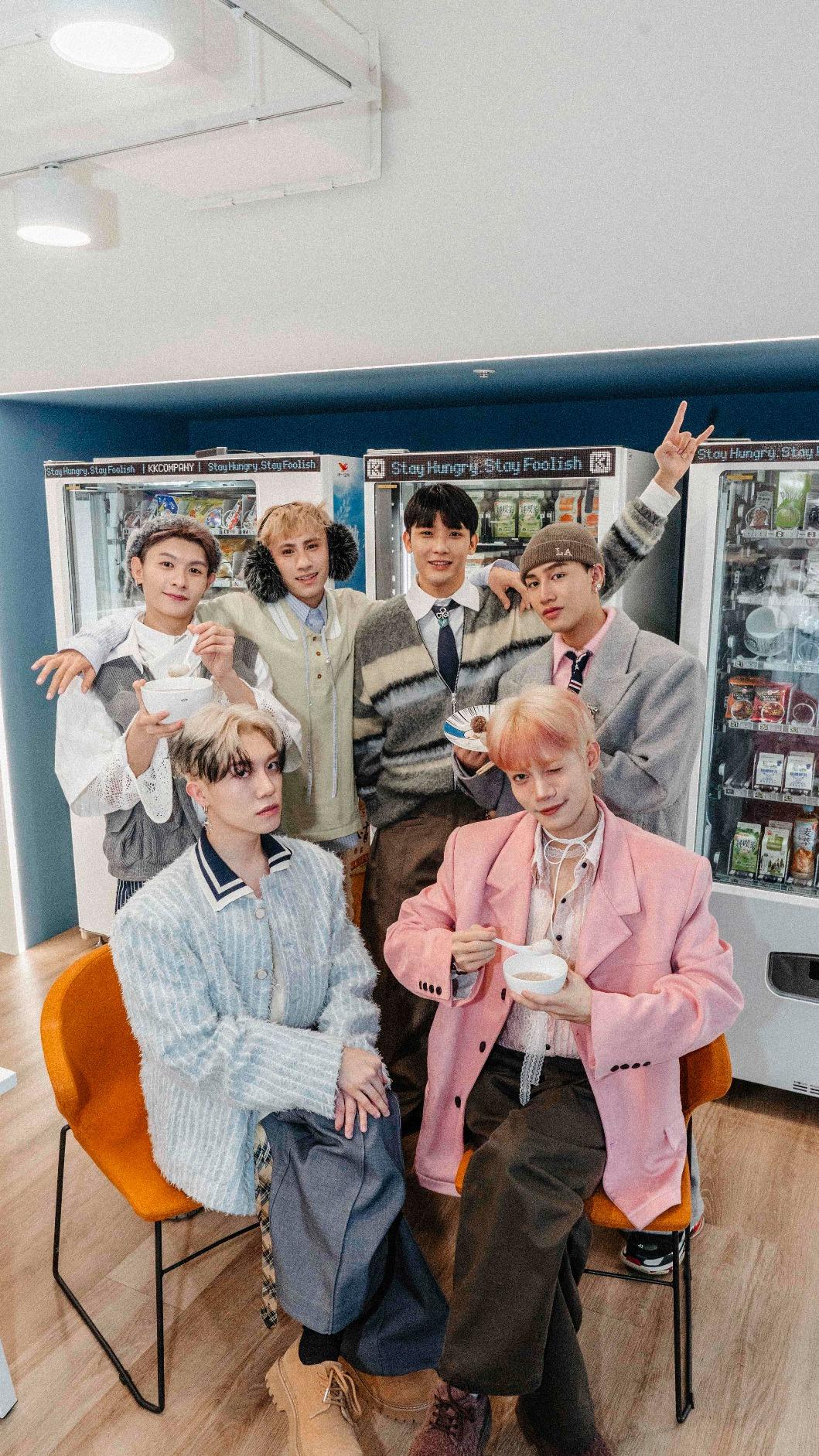 巴比（後右1）過年胖了12公斤。（圖／踢帕娛樂提供）