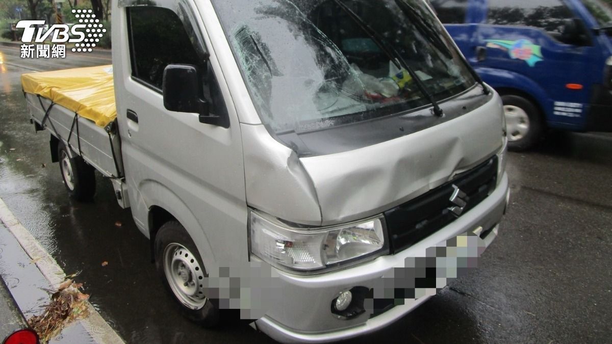 小貨車車頭毀損。（圖／TVBS）