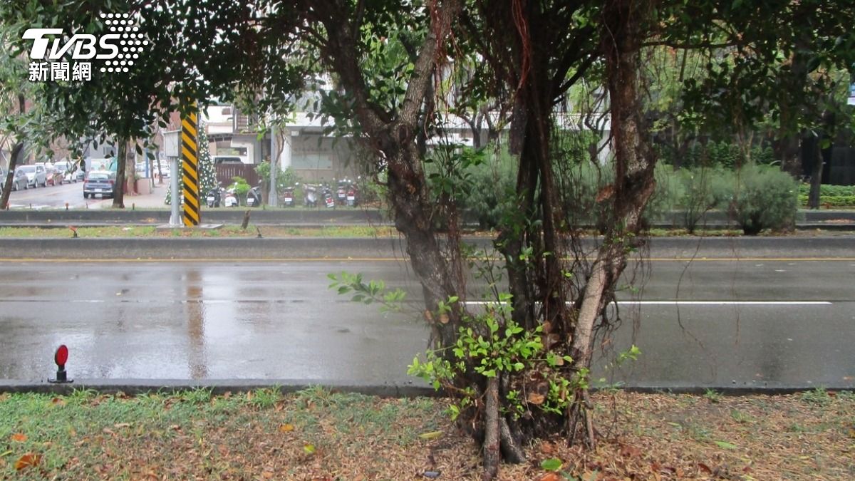 婦人被撞飛治療中。（圖／TVBS）