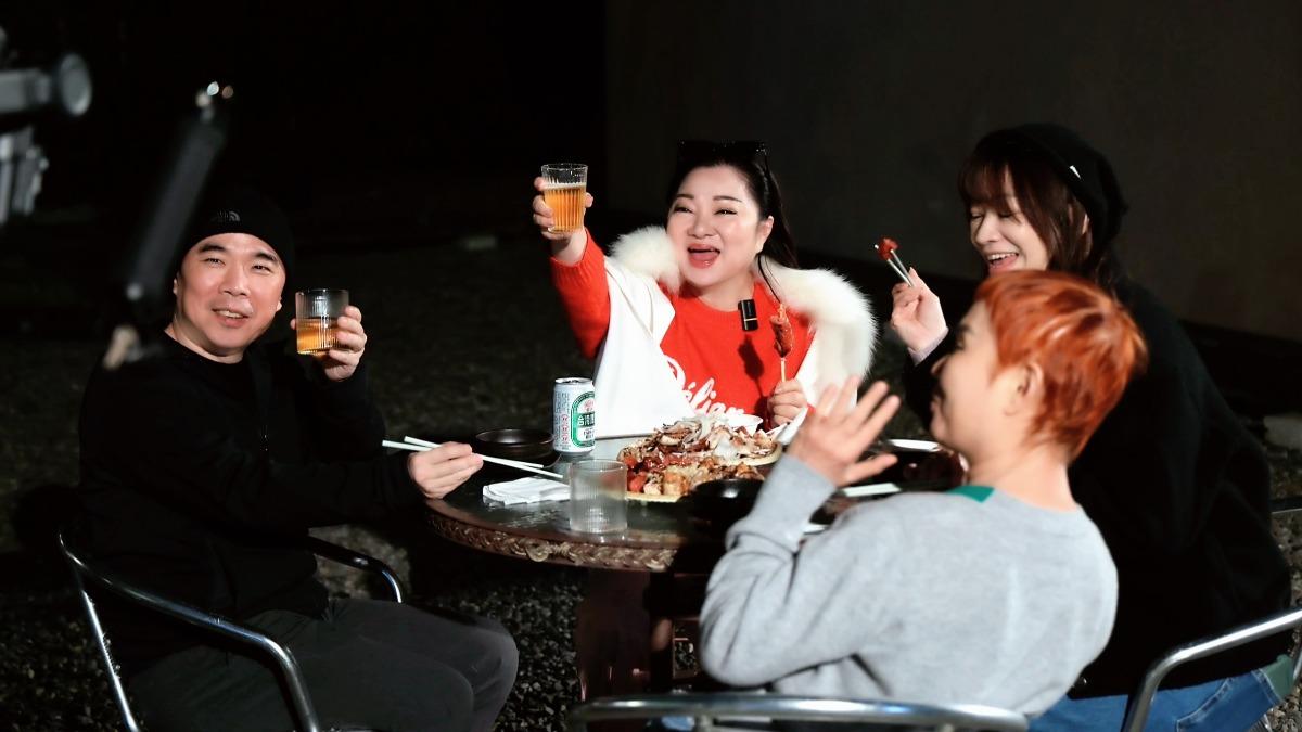 白冰冰在民宿與朋友開心相聚。（圖／長興影視提供）