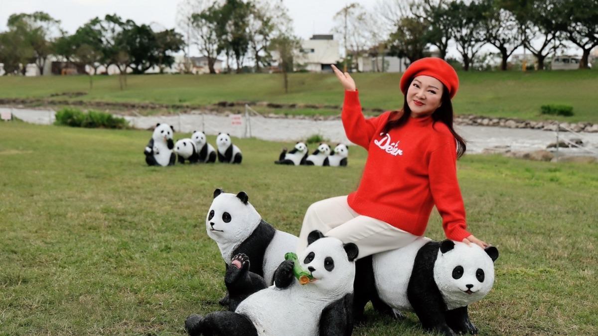 白冰冰與熊貓裝置合照。（圖／長興影視提供）