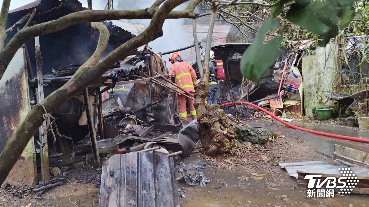 消防入內搜救。（圖／TVBS）