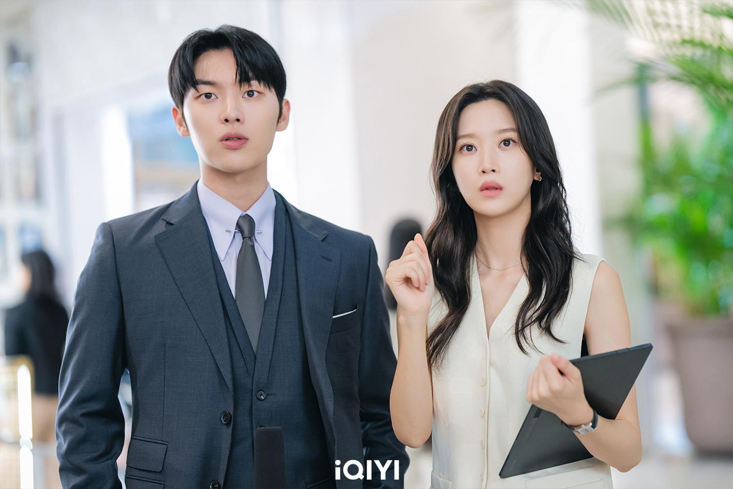 兩人談起辦公室戀情。（圖／愛奇藝國際站提供）