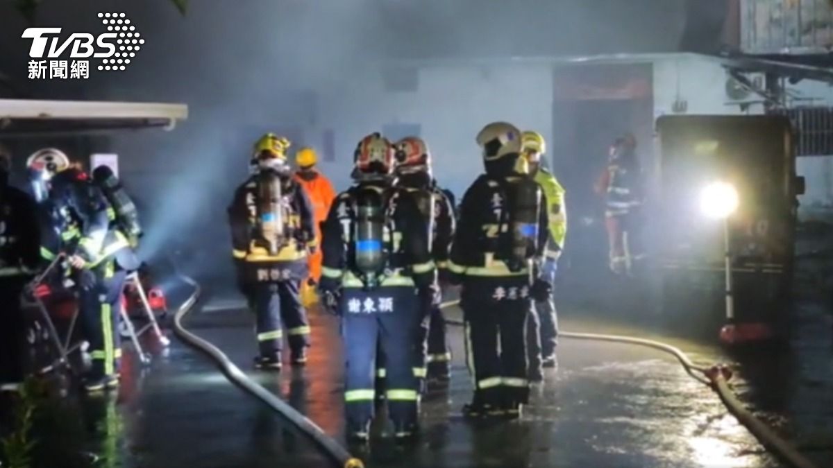 消防人員迅速救出一名行動不便的老婦人。（圖／TVBS）