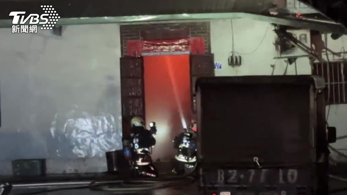 三合院不明原因起火燃燒。（圖／TVBS）