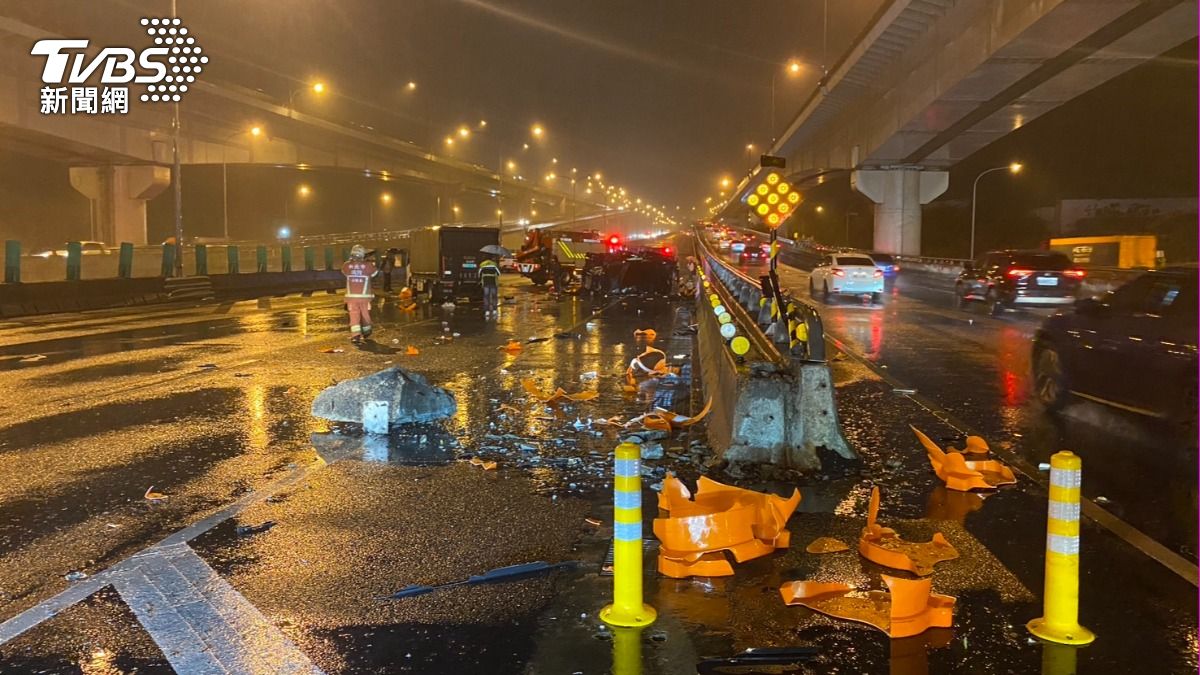 賓士疑似因天雨路滑不慎自撞分隔島。（圖／TVBS）