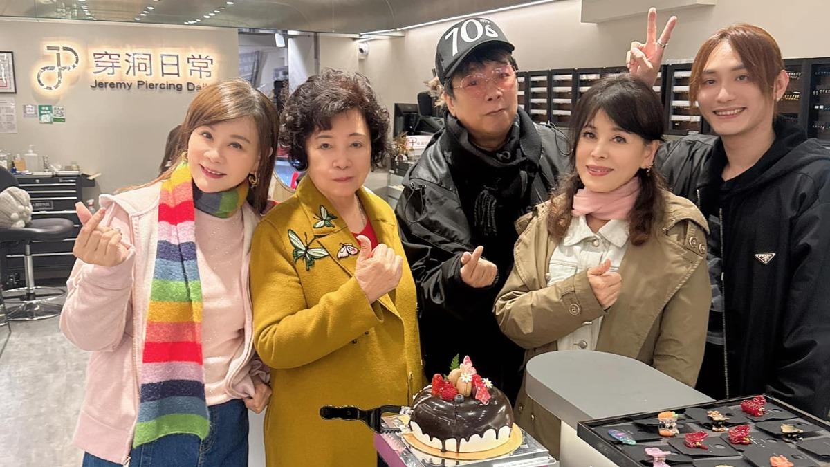 龍千玉（左）帶著媽媽以及姊姊為曹西平慶生。（圖／翻攝自龍千玉粉絲團臉書）