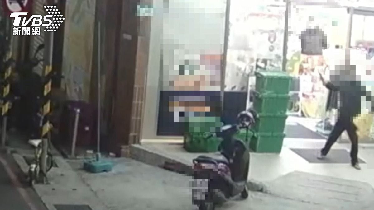 男子超商討食遭拒，揮刀砍店長。（圖／TVBS）