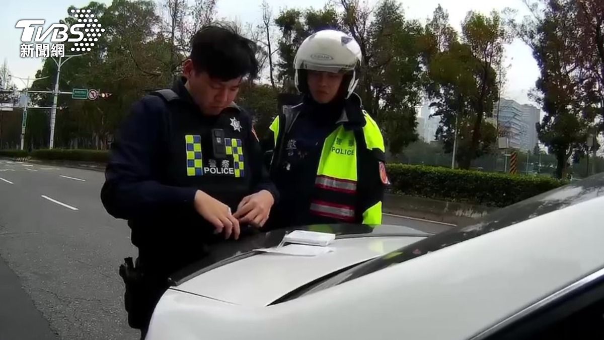 警方於轎車內查獲毒品K他命，警專實習生於一旁觀摩學長辦案過程。（圖／TVBS）