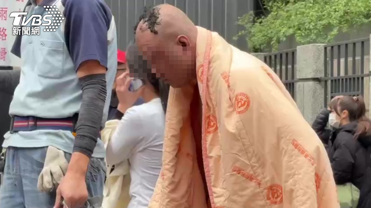 工人遭到氣爆波及導致頭髮燒焦。（圖／TVBS）