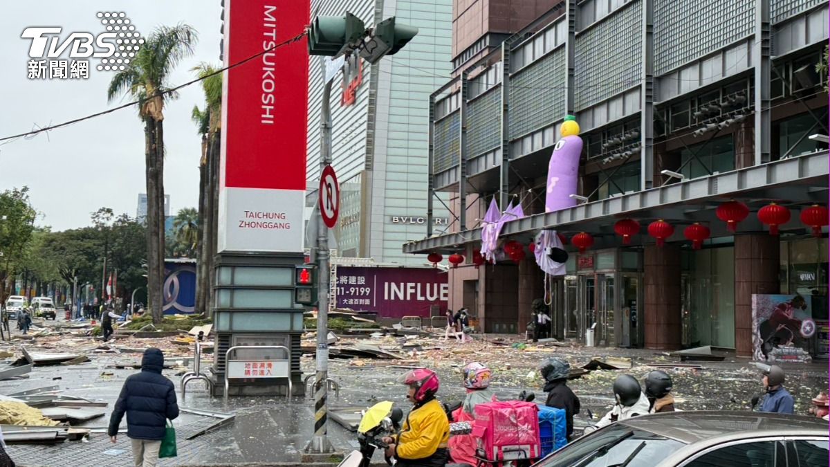 中港新光三越氣爆意外，勞動部派員稽查，如有違相關規定將課雇主責任。（圖／TVBS）