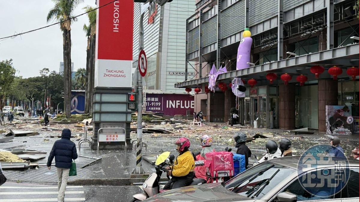 台中新光三越12樓今（13）日中午疑似發生氣爆事故，大樓外牆全被炸開，建築結構散落街道。（圖／民眾提供）