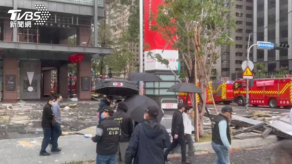 檢察官趕赴氣爆現場勘驗，並將新光三越高層帶回調查。（圖／林冠丞攝）