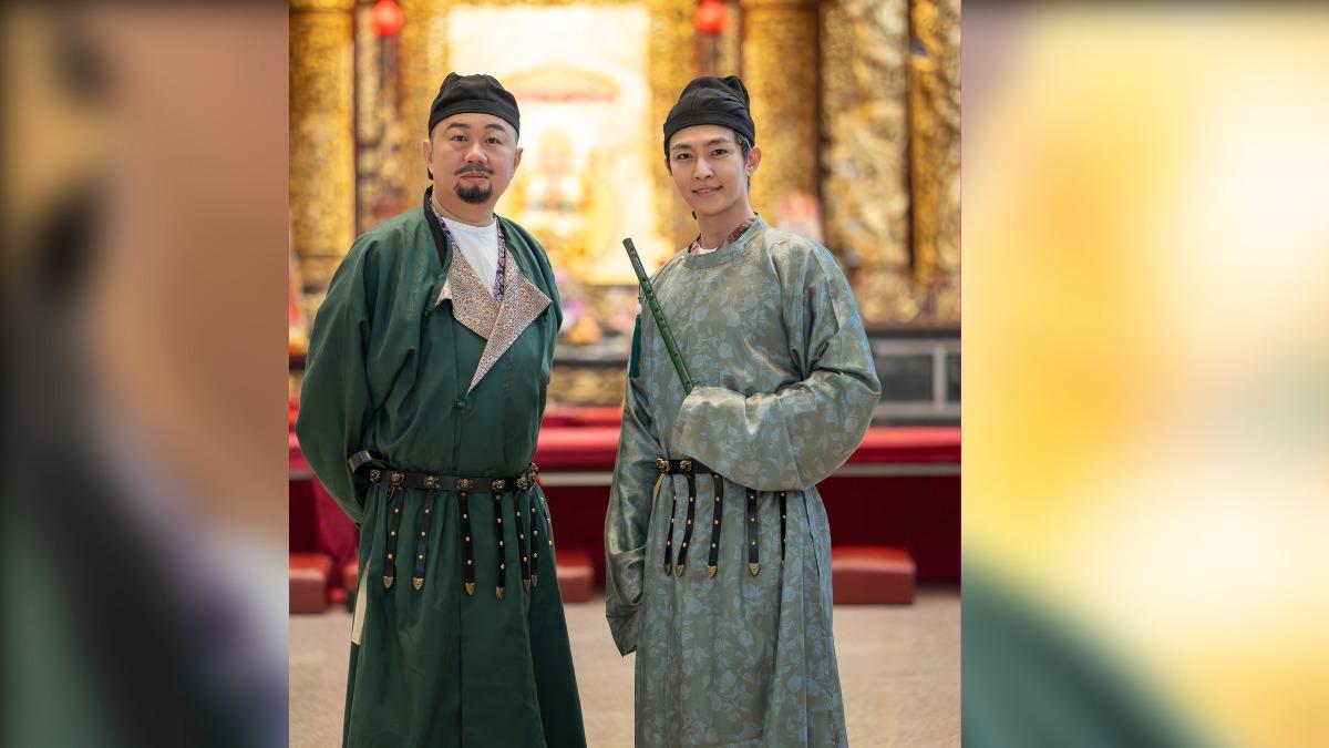 炎亞綸(右)出席宮廟活動，穿著唐服現身。(圖/北港武德宮提供)
