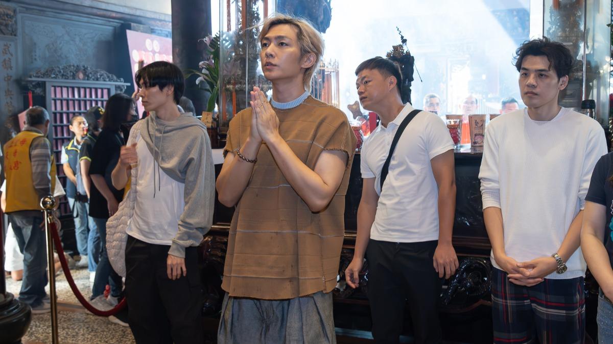 炎亞綸(中)是北港武德宮的信徒。(圖/北港武德宮提供)