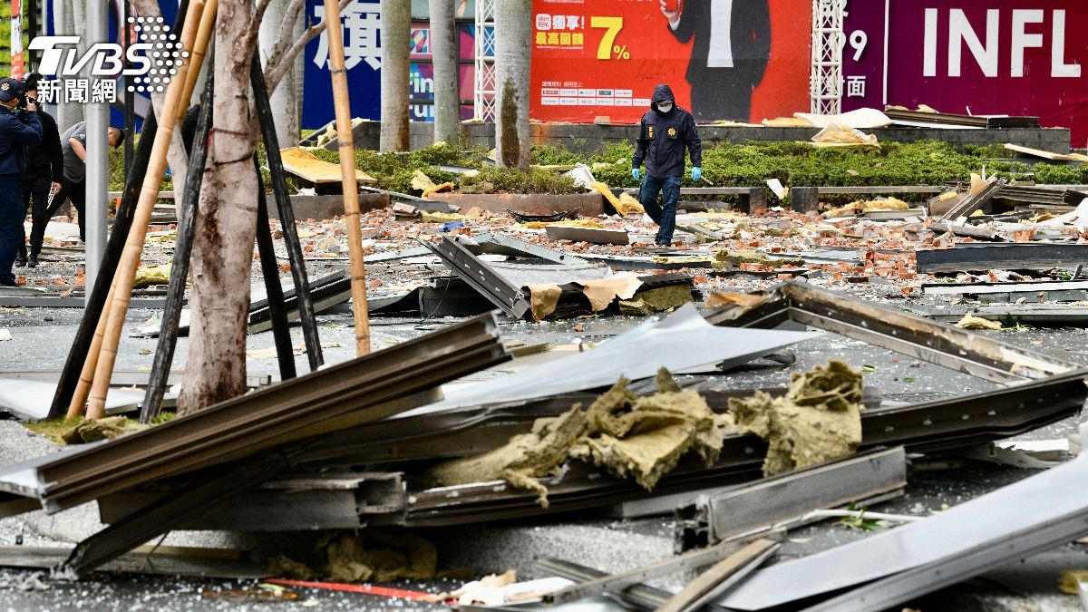 新光三越氣爆，滿地瘡痍。(圖／胡瑞麒攝）