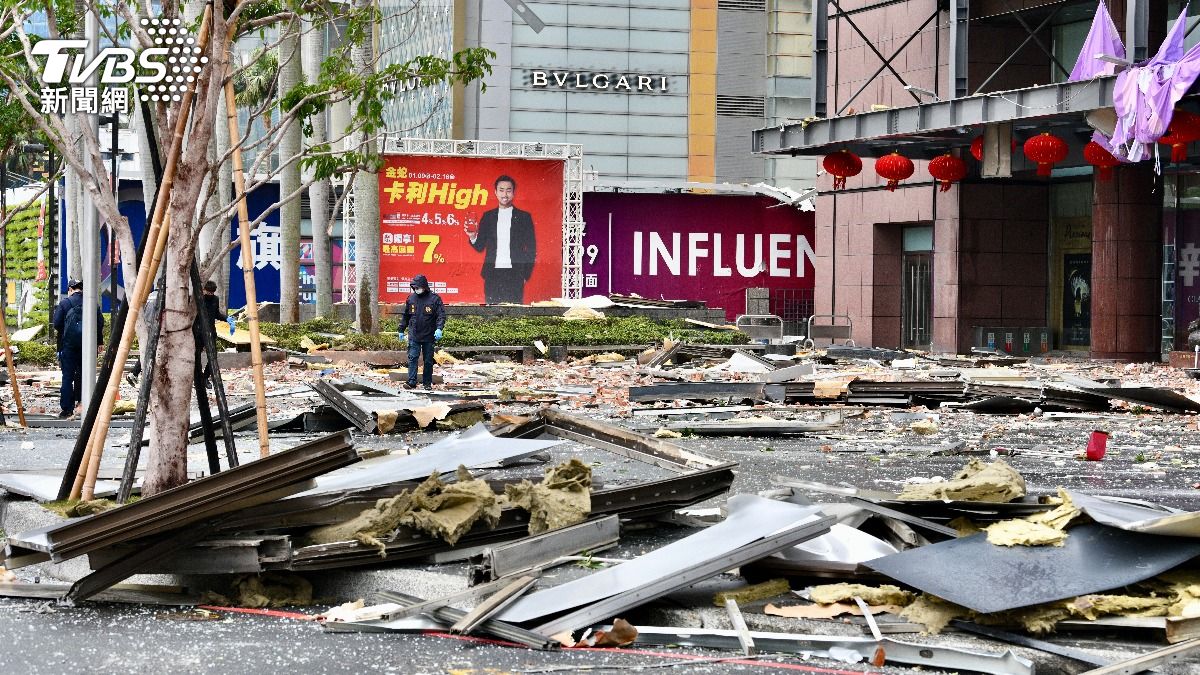 台中新光三越12樓氣爆事故，建物碎片噴飛地面。（圖／胡瑞麒攝）