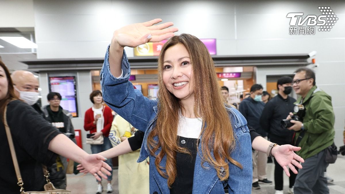 倉木麻衣下午抵達松山機場。（圖／張哲鳴攝）