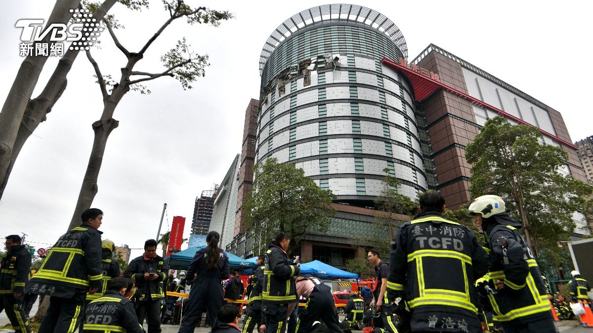 台中新光三越氣爆事故，消防共派58車、145人、2犬、1無人機。（圖／胡瑞麒攝）