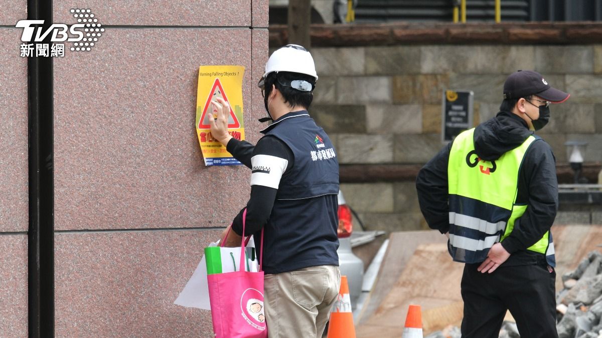 台中都發局在台中新光三越外張貼警告標示。(圖／胡瑞麒攝)