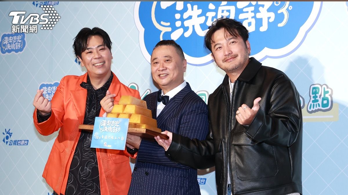 KID（右）送上金磚皂祝福邰智源（中）和邵大倫新節目。（圖／黃城碩攝）