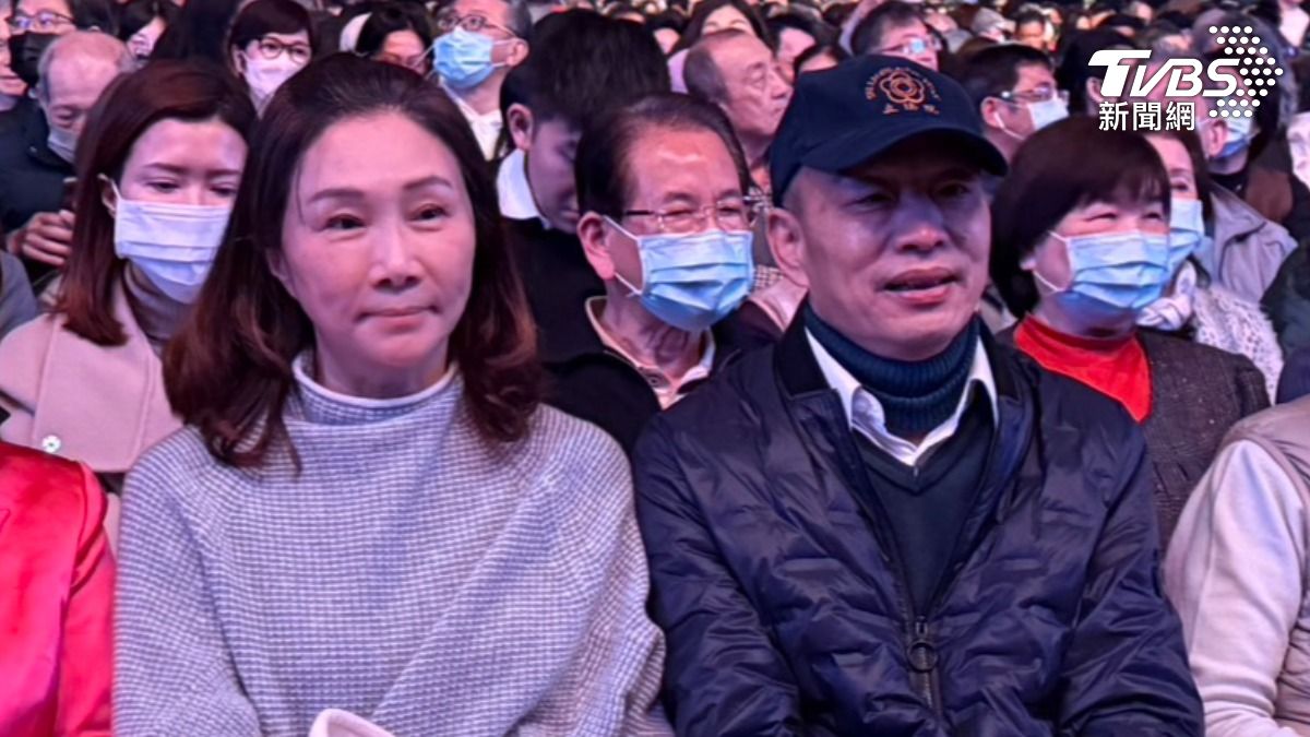 韓國瑜（右）帶老婆欣賞「民歌五十演唱會」。（圖／陳薈涵攝）