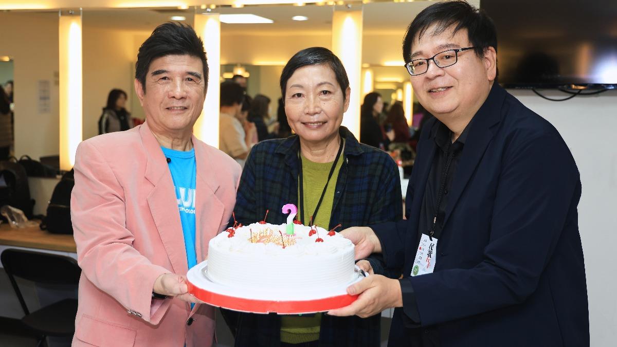 葉佳修（左起）、王新蓮以及陳秀男下午在後台開心慶生。（圖／中華音樂人交流協會提供）
